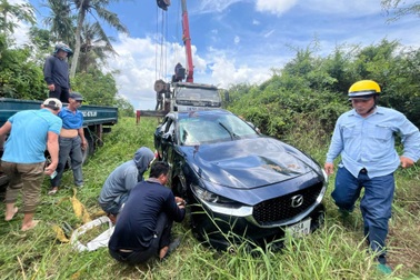 Vụ hai ông cháu thoát chết khi ô tô lao xuống sông: Không rõ vì sao kính mở