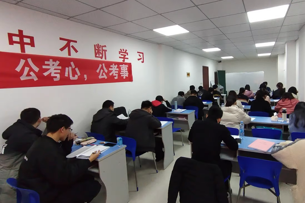 Giới trẻ Trung Quốc chạy đua để được làm công chức, tỷ lệ chọi 1/68 - 3 Giới trẻ Trung Quốc chạy đua để được làm công chức, tỷ lệ chọi 1/68 - 3