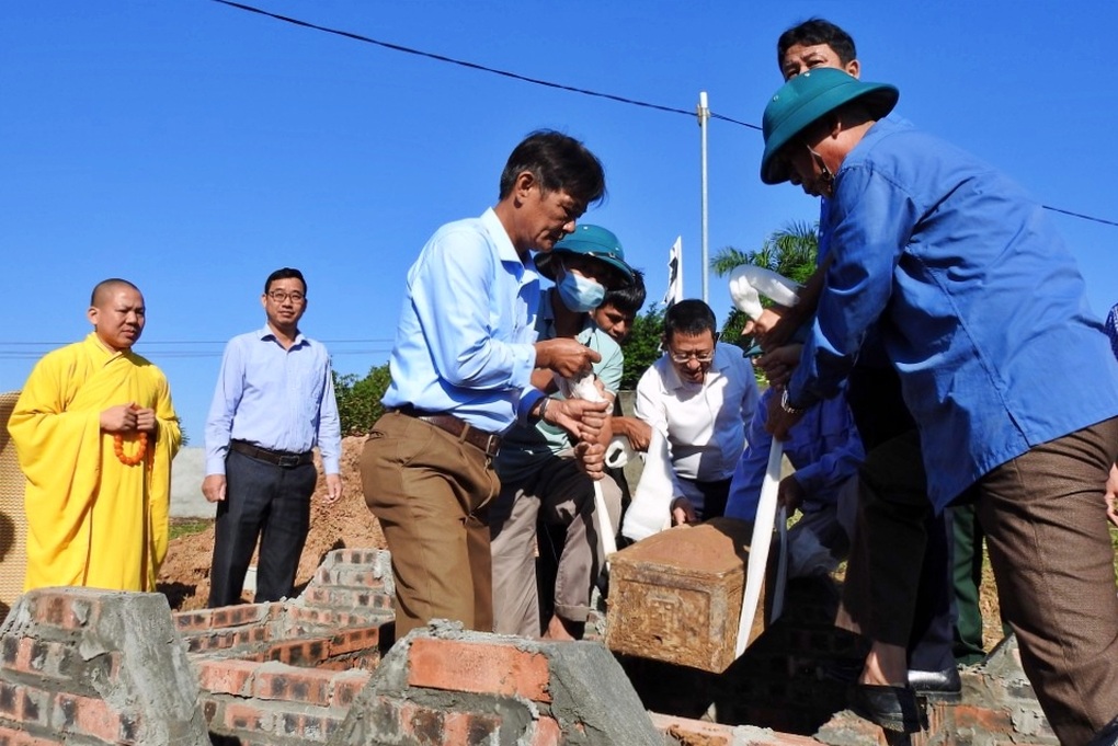 Di dời nhiều phần mộ nhường mặt bằng cho đường Vành đai 4 - 1 Di dời nhiều phần mộ nhường mặt bằng cho đường Vành đai 4 - 1