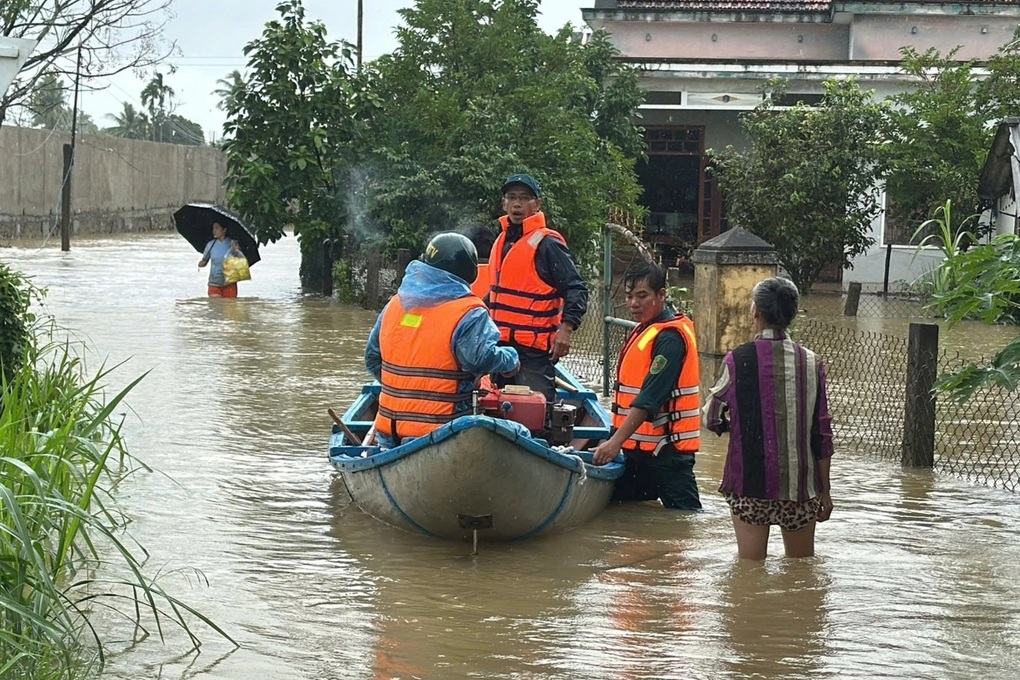 Lũ lên nhanh, nhiều hộ dân ở Quảng Ngãi phải di dời khẩn cấp - 3