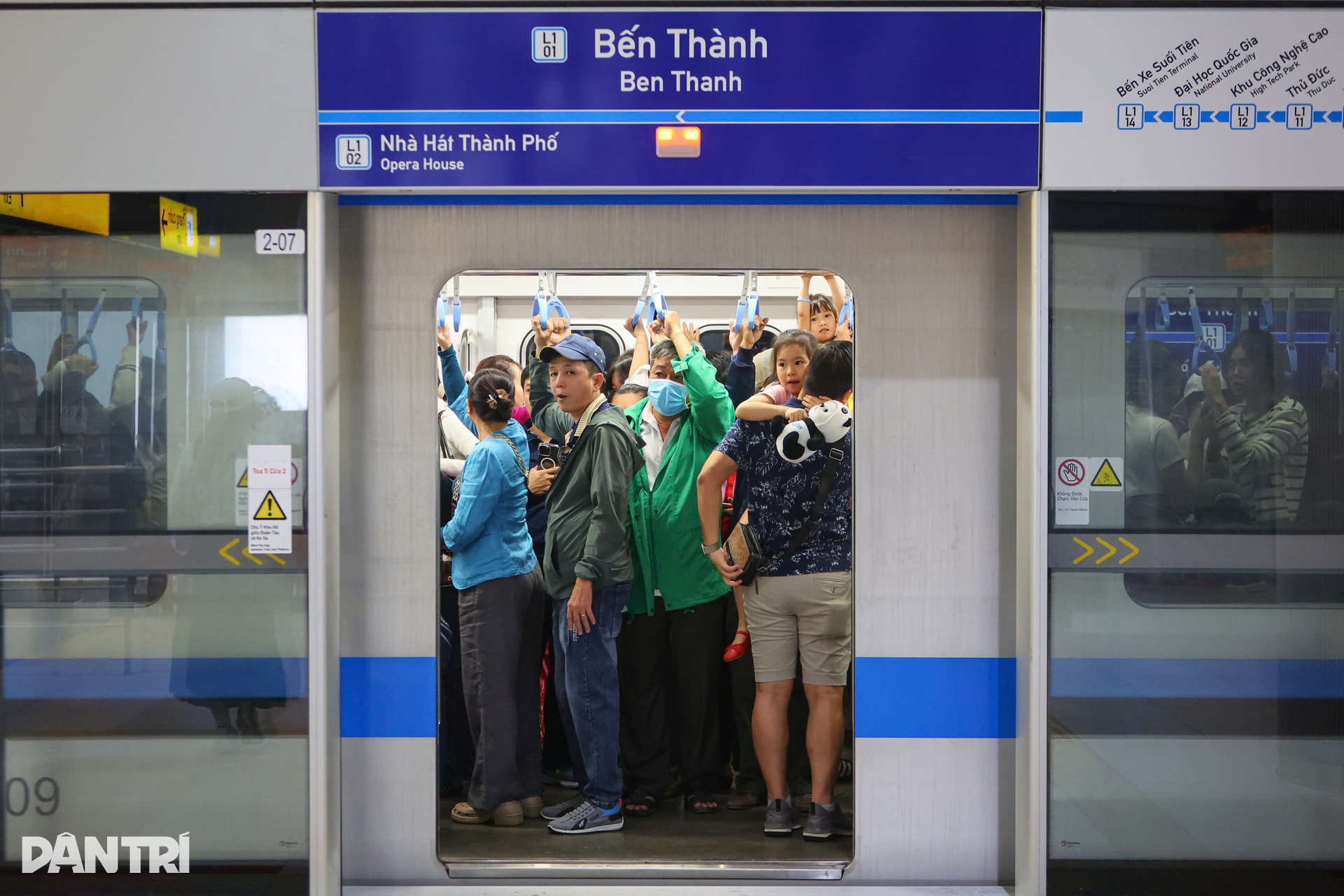 Hành khách chờ cả tiếng vẫn chưa lên được Metro số 1 - 8 Hành khách chờ cả tiếng vẫn chưa lên được Metro số 1 - 8