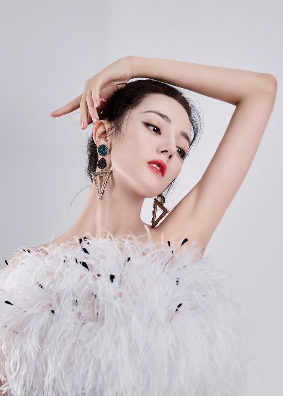 Địch Lệ Nhiệt Ba úp mở chia tay giữa tin đồn hò hẹn với Hoàng Cảnh Du - 8 Địch Lệ Nhiệt Ba úp mở chia tay giữa tin đồn hò hẹn với Hoàng Cảnh Du - 8