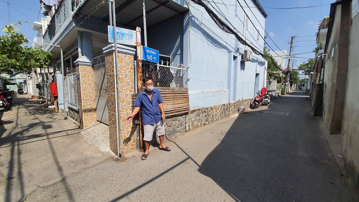 Tên cướp lịch sự gật đầu chào trước khi giật sợi dây chuyền - 2