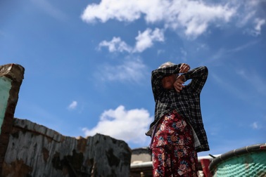 Trở về sau bão, người mẹ miền Trung khóc hết nước mắt vì nhà không còn