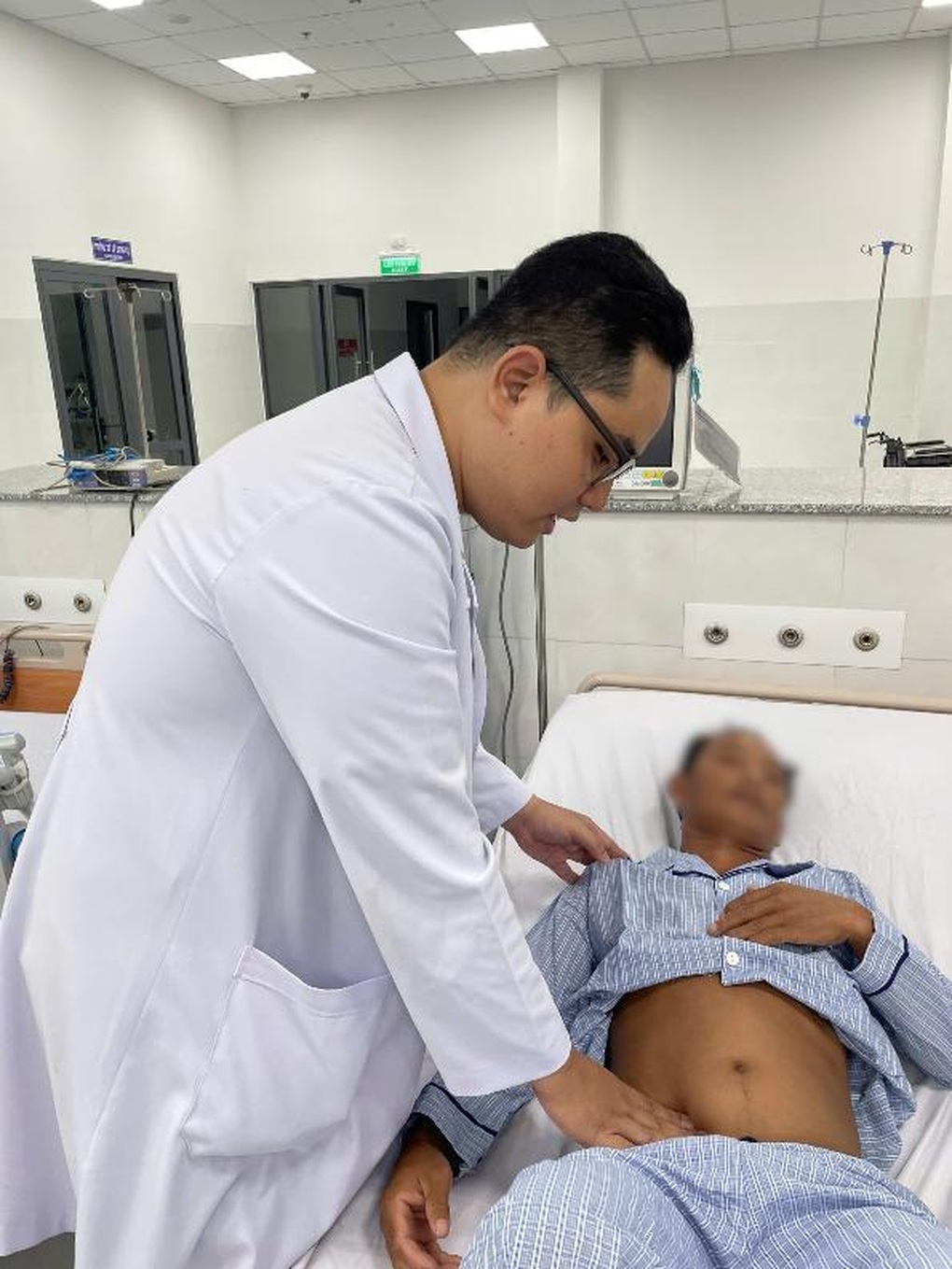 Operasi laparoskopi darurat pertama yang berhasil di Con Dao - 2 Lần đầu tiên mổ nội soi cấp cứu thành công tại Côn Đảo - 2