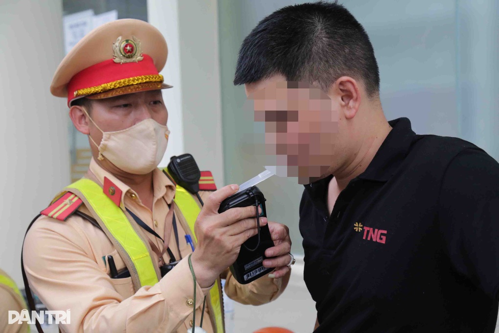 Vi phạm nồng độ cồn, tài xế nói do ăn nửa cân mận - 2 Vi phạm nồng độ cồn, tài xế nói do ăn nửa cân mận - 2