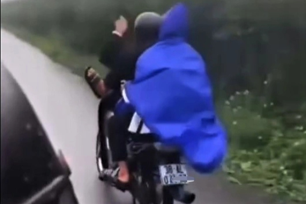 Công an triệu tập 4 thanh niên liên quan clip đi xe máy bằng chân - 1