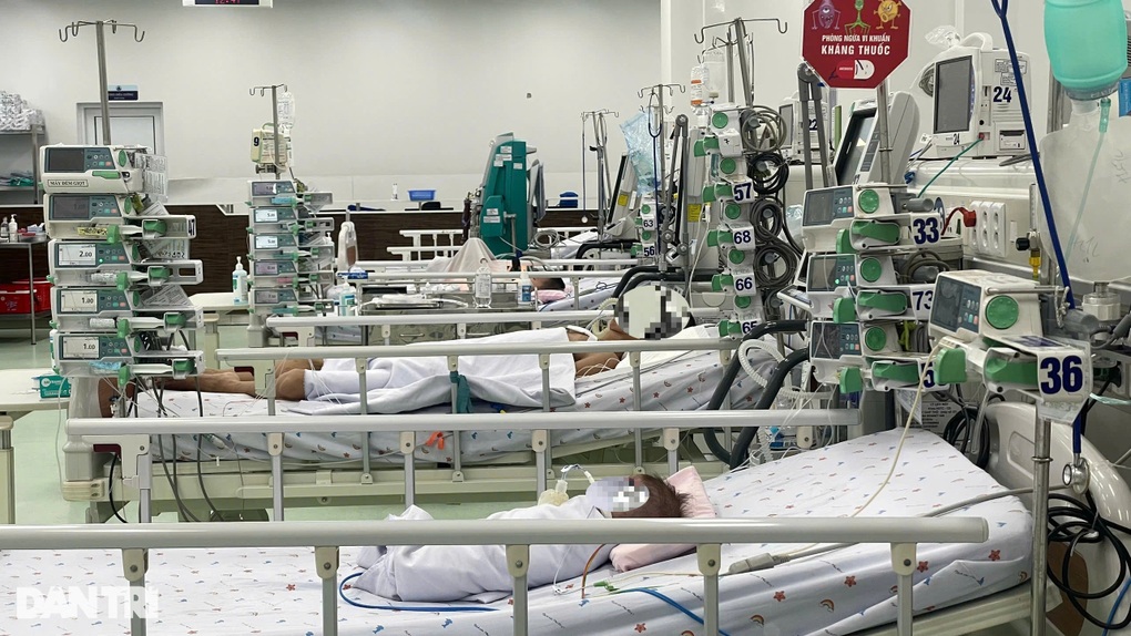 Mất máu ồ ạt khi bị sốt xuất huyết, bé gái phải truyền 10 lít máu - 2 Mất máu ồ ạt khi bị sốt xuất huyết, bé gái phải truyền 10 lít máu - 2