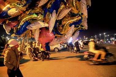 Nhọc nhằn mưu sinh đêm 30 Tết