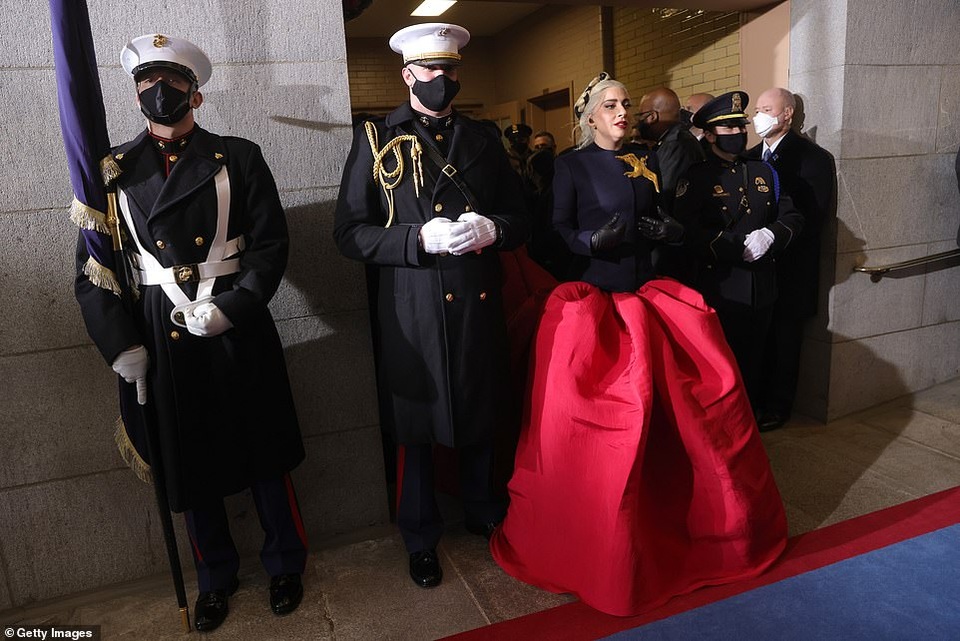 Phục trang của Lady Gaga khi biểu diễn tại lễ nhậm chức Tổng thống Mỹ - 4 Phục trang của Lady Gaga khi biểu diễn tại lễ nhậm chức Tổng thống Mỹ - 4
