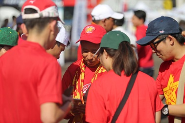 CĐV Việt Nam đứng hàng giờ đồng hồ dưới nắng chờ tiếp lửa tuyển Việt Nam