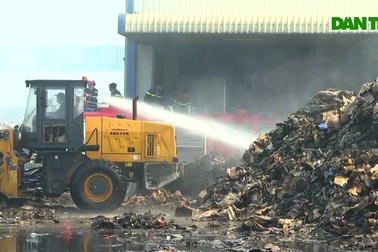 Xuyên đêm dập lửa tại bãi chứa nghìn tấn giấy phế liệu