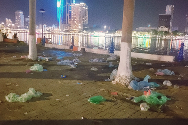 Bờ sông Hàn ngập rác sau đêm diễn đầu tiên của lễ hội pháo hoa Đà Nẵng