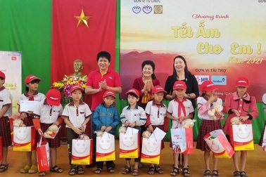 Cùng Vietjet mang "Tết ấm cho em" đến với trẻ em nghèo