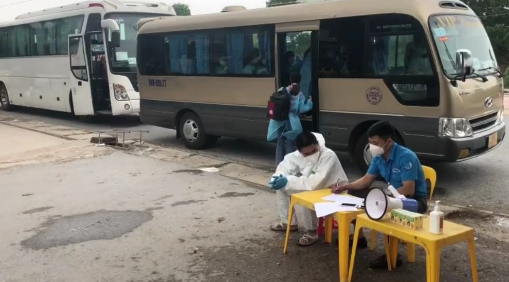Thêm 1.000 công nhân được đưa ra khỏi tâm dịch Núi Hiểu - 5 Thêm 1.000 công nhân được đưa ra khỏi tâm dịch Núi Hiểu - 5