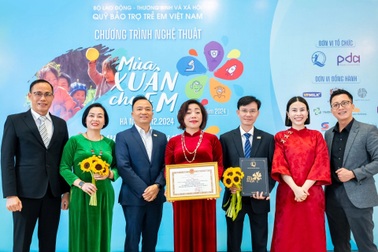 Chubb Life Việt Nam nhận bằng khen vì thành tích trong bảo vệ, chăm sóc trẻ em