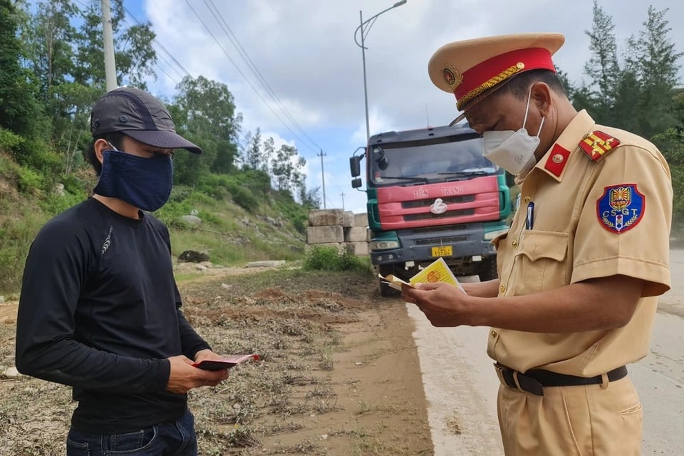 Điều tra người xưng phó phòng CSGT đòi tiền doanh nghiệp - 1 Điều tra người xưng phó phòng CSGT đòi tiền doanh nghiệp - 1