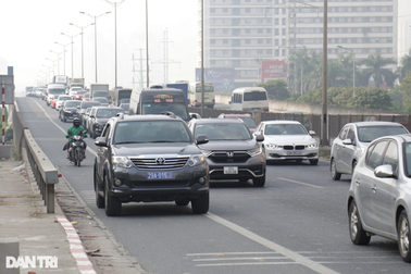 Xe biển xanh, xe sang đi vào làn khẩn cấp đường Vành đai 3