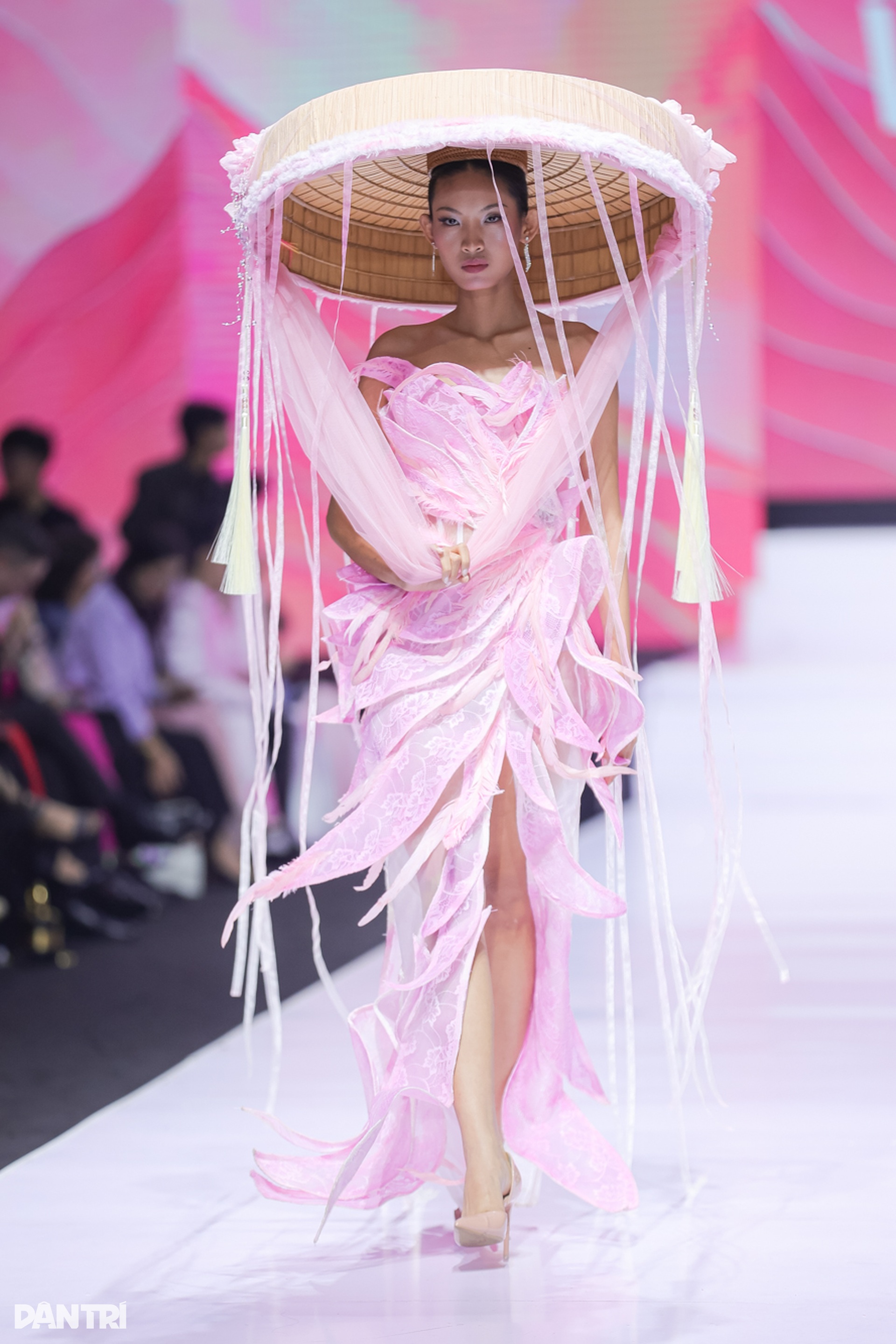 Á hậu Trái đất Trịnh Mỹ Anh gây “choáng” khi khoe vòng 3 trên sàn catwalk - 7 Á hậu Trái đất Trịnh Mỹ Anh gây “choáng” khi khoe vòng 3 trên sàn catwalk - 7