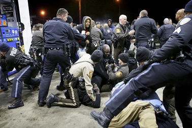 Người Mỹ lại biểu tình sau vụ cảnh sát bắn chết người da đen 