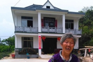 Người phụ nữ nhặt rác nuôi em bé bị bỏ rơi cả chục lần được tặng biệt thự