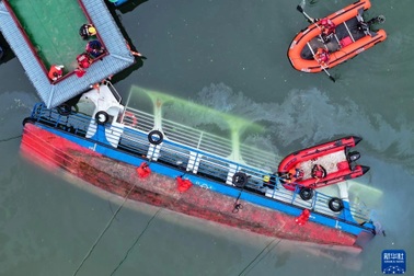 Lật tàu du lịch ở Trung Quốc sau mưa đá, gần 80 người thương vong