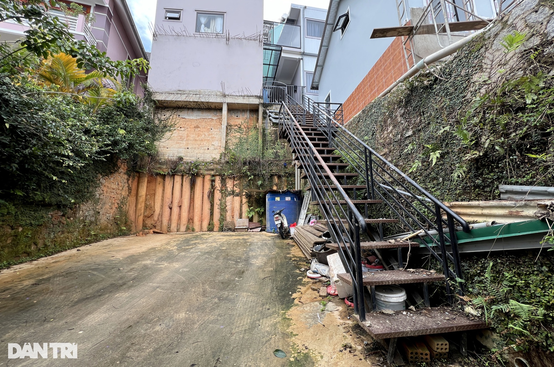 Những tòa nhà cheo leo trên taluy dựng đứng ở Đà Lạt - 7 Những tòa nhà cheo leo trên taluy dựng đứng ở Đà Lạt - 7