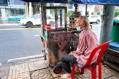 Xe bánh bao vắng khách của cụ ông U90 bỗng "hồi sinh" sau video của cô gái