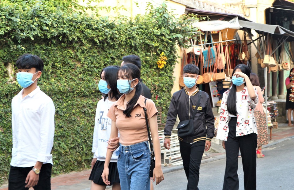 Du khách xúng xính check-in Hội An trong ngày đầu mở cửa trở lại - 3 Du khách xúng xính check-in Hội An trong ngày đầu mở cửa trở lại - 3