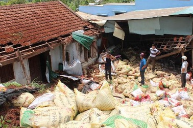 Phân bón đè sập nhà dân, 3 người thương vong