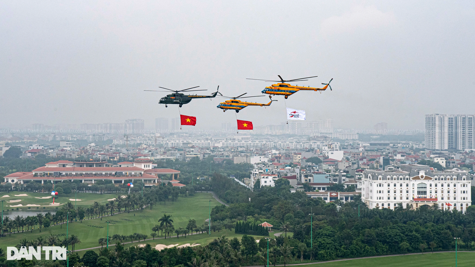 Su-30MK2 nhả đạn nhiễu rực sáng bầu trời khai mạc Triển lãm Quốc phòng - 7 Su-30MK2 nhả đạn nhiễu rực sáng bầu trời khai mạc Triển lãm Quốc phòng - 7