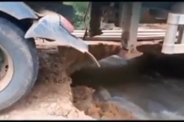 Xe tải với tình huống tiến thoái lưỡng nan