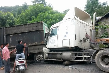 Quốc lộ “tê liệt” 7 tiếng vì hai xe tải tông nhau