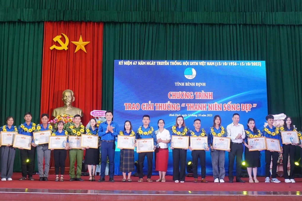 Bình Định vinh danh 21 thanh niên sống đẹp - 1 Bình Định vinh danh 21 thanh niên sống đẹp - 1