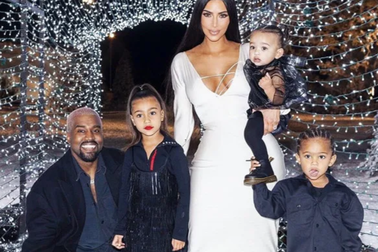 Vợ chồng Kim Kardashian cãi nhau vì con gái 6 tuổi thích trang điểm