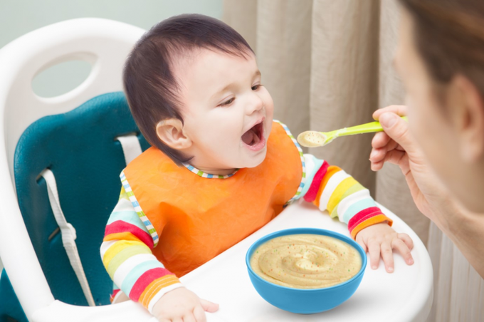 Thời điểm thích hợp nhất để cho bé ăn dặm là từ 6 tháng tuổi.
