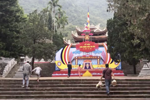 2 triệu đồng/thuyền đưa "chui" khách vào lễ chùa Hương bất chấp lệnh cấm