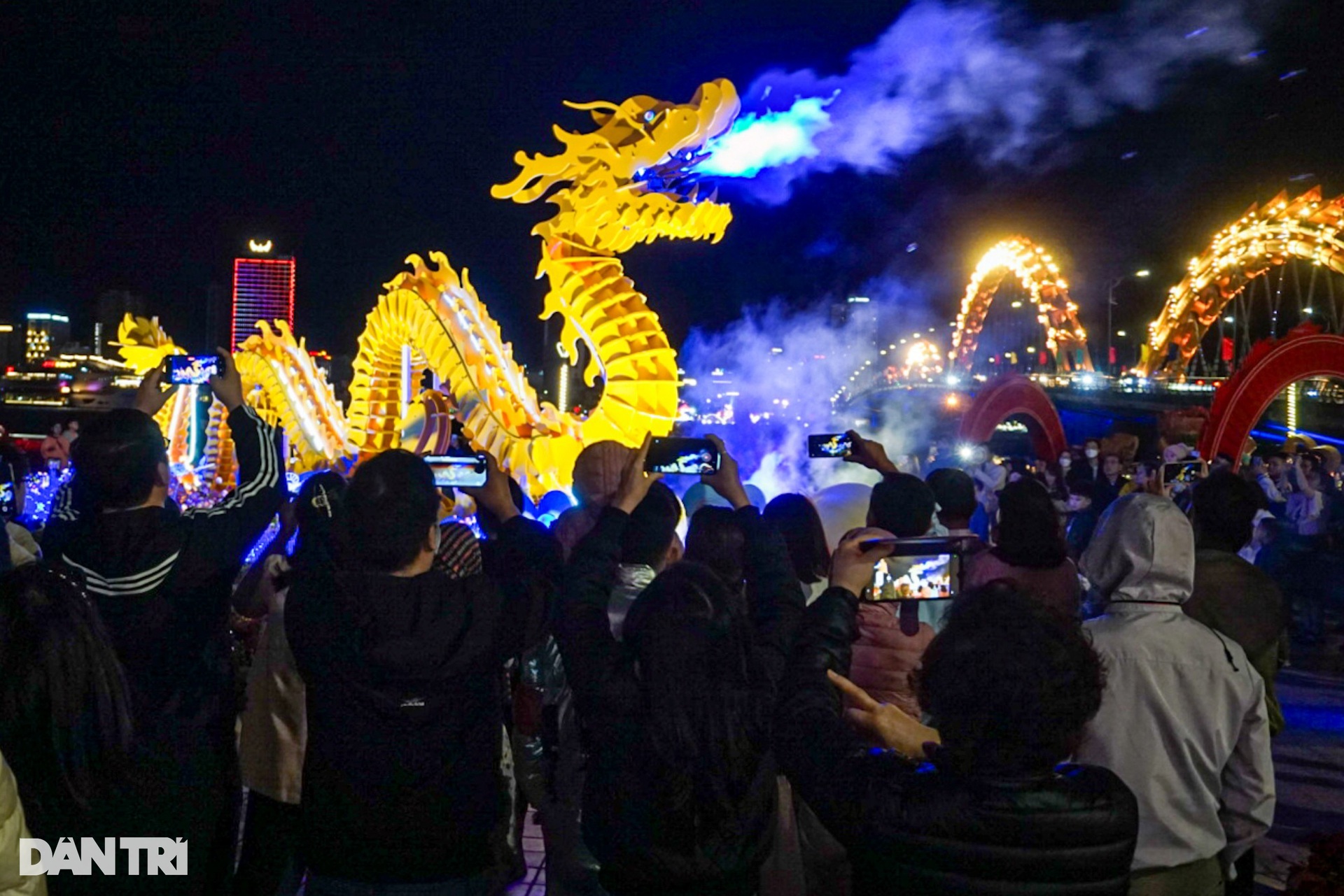 Không khí người dân cả nước hân hoan, vui đón giao thừa Tết Giáp Thìn - 21 Không khí người dân cả nước hân hoan, vui đón giao thừa Tết Giáp Thìn - 21