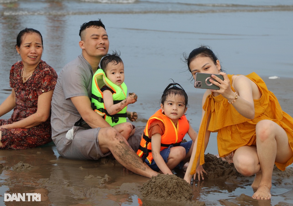 Du khách tranh thủ check-in bãi tắm đẹp nhất miền Trung ngày cuối kỳ nghỉ - 9 Du khách tranh thủ check-in bãi tắm đẹp nhất miền Trung ngày cuối kỳ nghỉ - 9