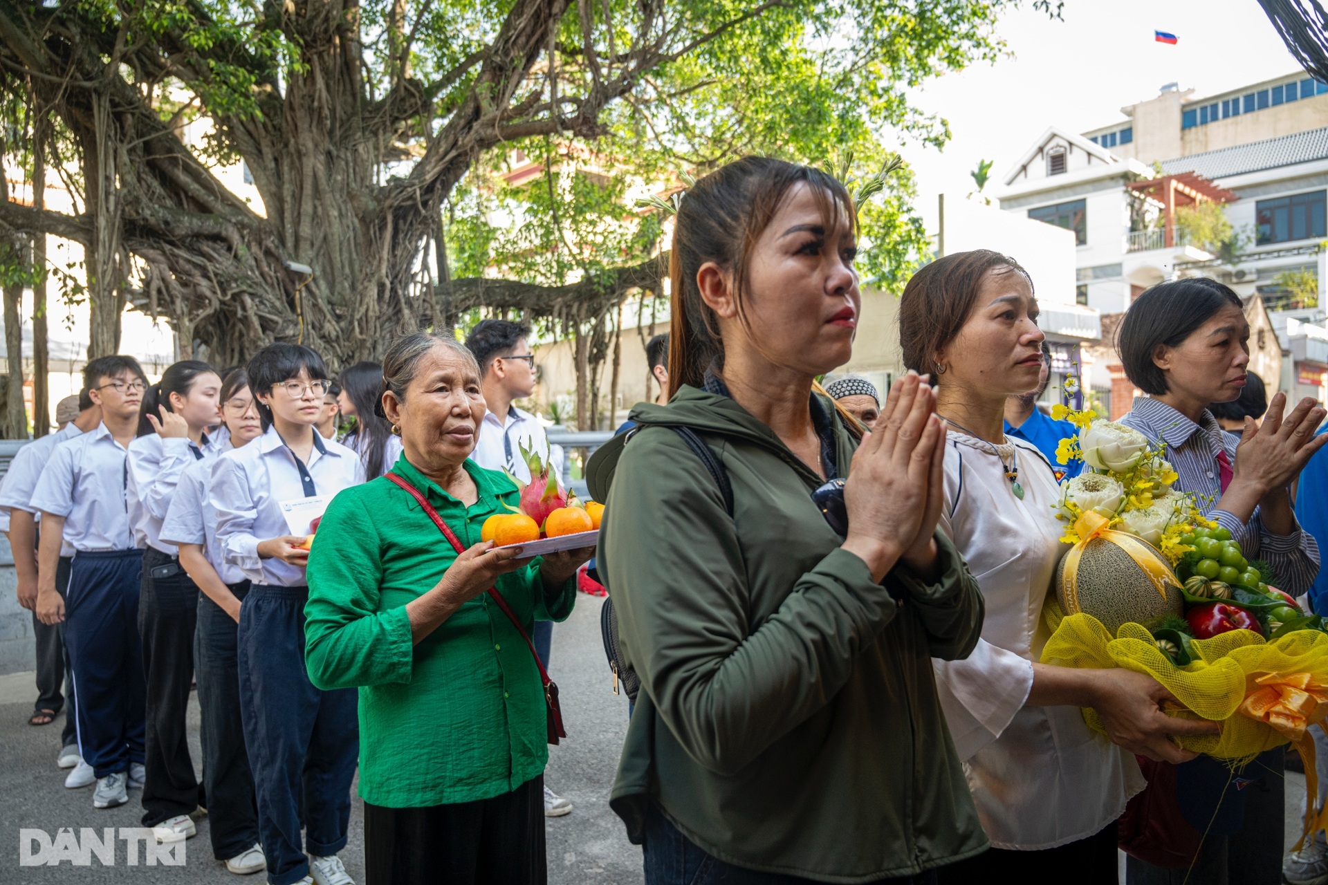 Đông đảo người dân tưởng nhớ 1 năm ngày mất cố Tổng Bí thư Nguyễn Phú Trọng - 8 Đông đảo người dân tưởng nhớ 1 năm ngày mất cố Tổng Bí thư Nguyễn Phú Trọng - 8