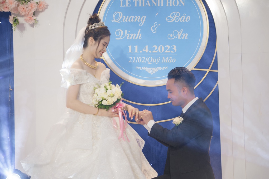 Chuyện tình xúc động của cô dâu trong đám cưới gây sốt ở Phú Thọ - 1 Chuyện tình xúc động của cô dâu trong đám cưới gây sốt ở Phú Thọ - 1