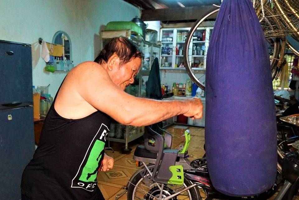 U90 cưỡi mô tô đi phượt, gánh tạ 80 kg trai 20 cũng không theo kịp - 4 U90 cưỡi mô tô đi phượt, gánh tạ 80 kg trai 20 cũng không theo kịp - 4
