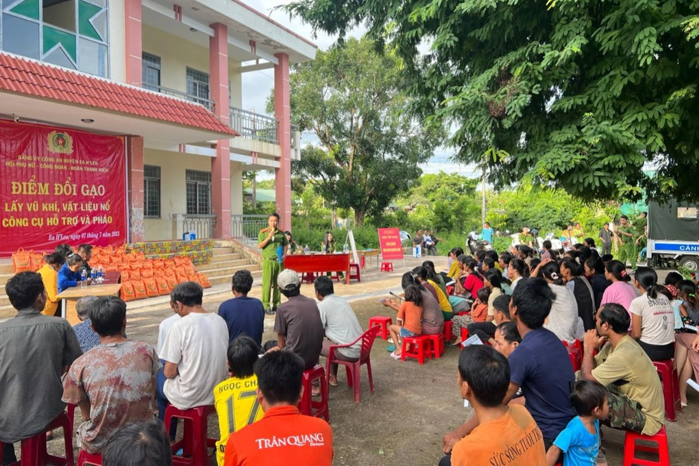 Công an Đắk Lắk đến các buôn làng phát động đổi gạo lấy vũ khí - 2 Công an Đắk Lắk đến các buôn làng phát động đổi gạo lấy vũ khí - 2