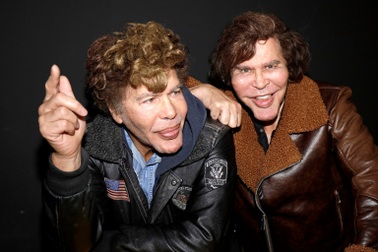 Cặp song sinh "nghiện" thẩm mỹ của showbiz Pháp qua đời vì Covid-19