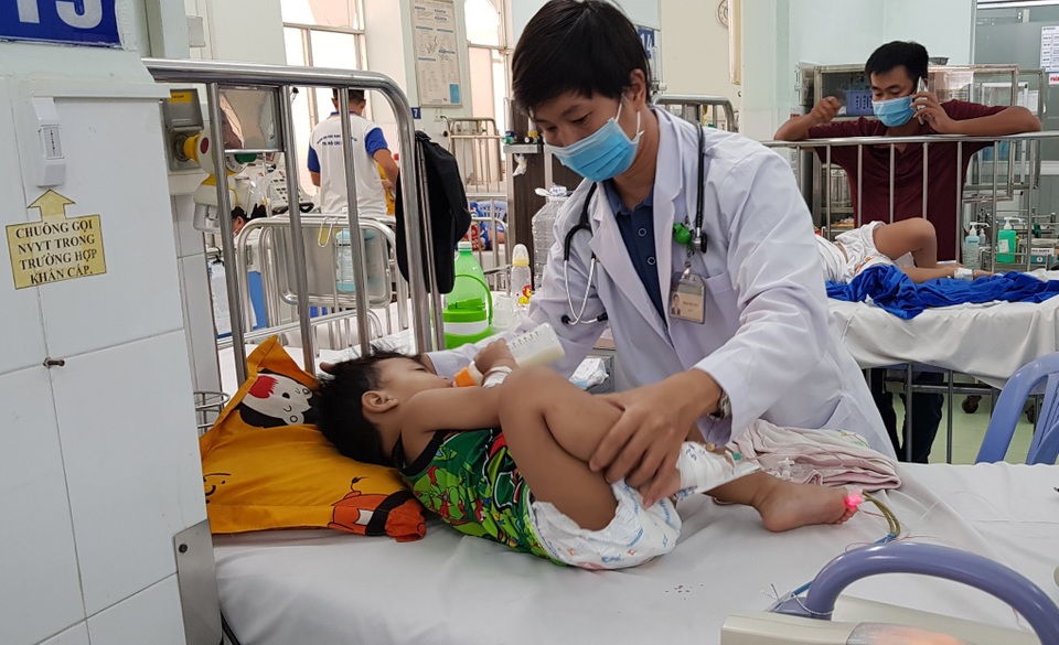 Bước vào cuộc chiến với tay chân miệng, nhiều trẻ bị biến chứng thần kinh - 2 Bước vào cuộc chiến với tay chân miệng, nhiều trẻ bị biến chứng thần kinh - 2