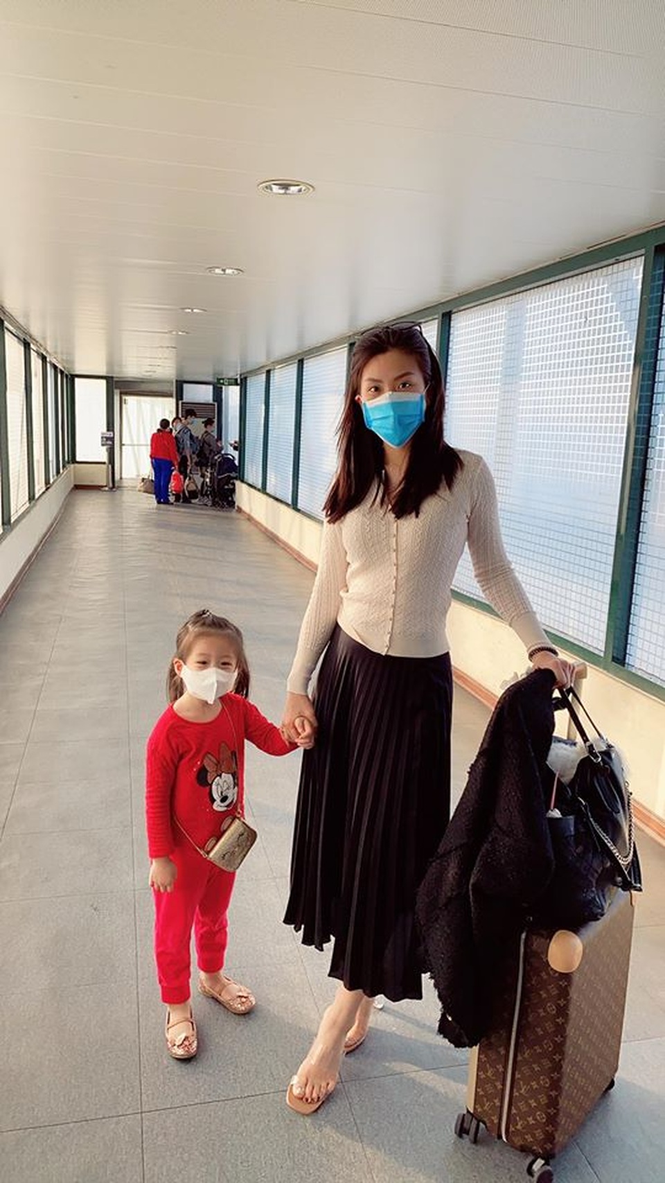 Sao Việt trang bị kín mít, phát khẩu trang miễn phí giữa đại dịch virus Corona - 9