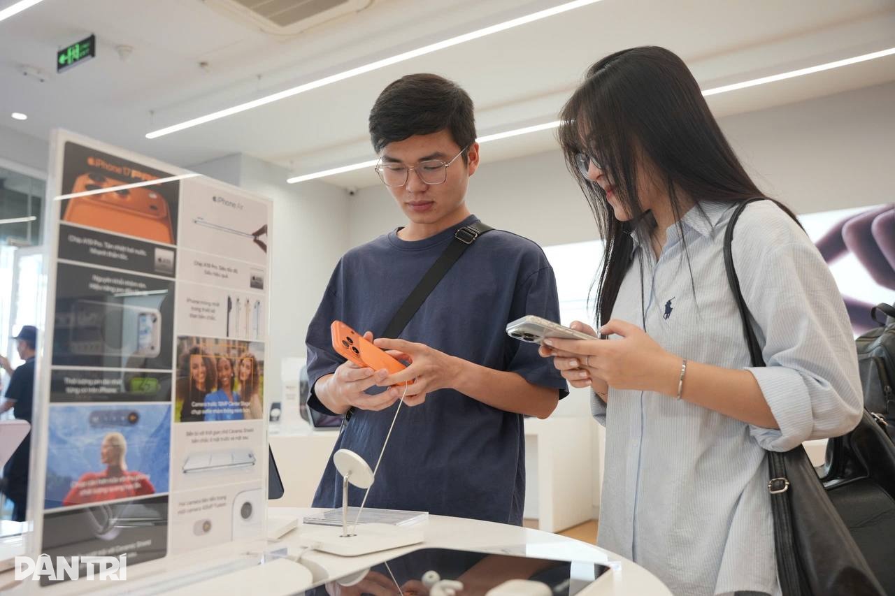 Người dùng mua iPhone 17 Pro Max tặng mẹ trong ngày đầu iPhone 17 lên kệ - 9