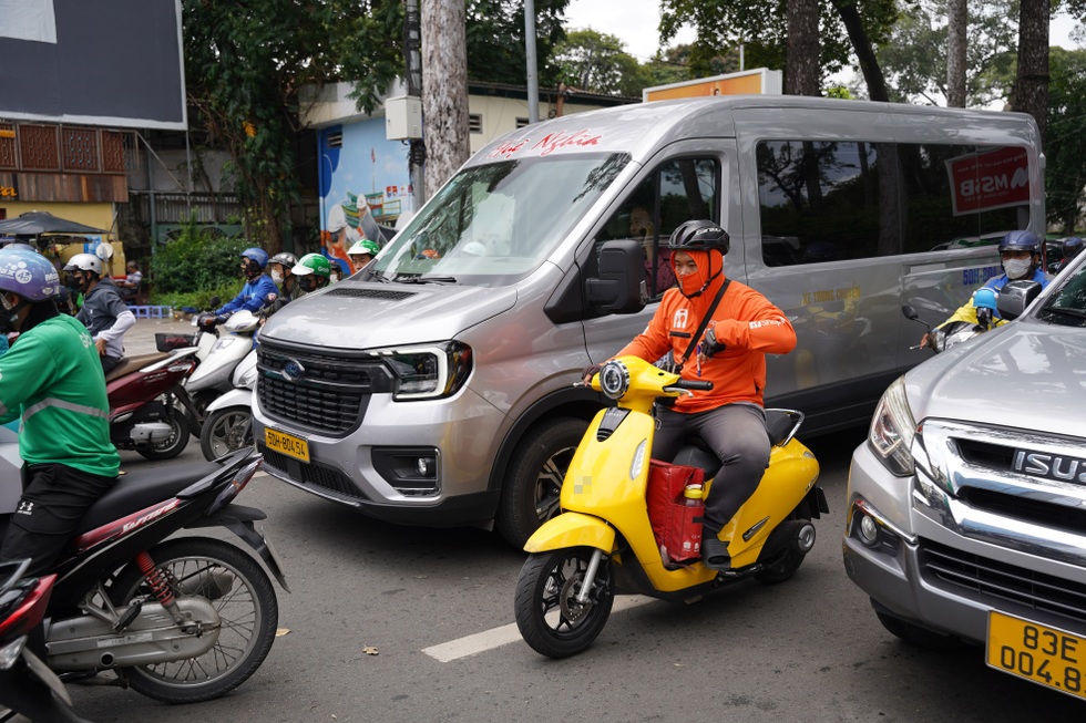 Tài xế ở TPHCM xoay xở với bài toán xe máy điện