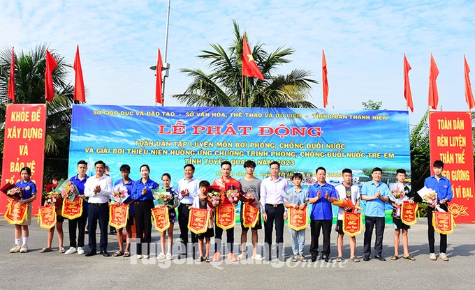 Ban Tổ chức tặng hoa và cờ cho các đoàn tham gia tại giải. Ảnh baotuyenquang.com.vn
