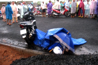 Một phụ nữ bị bạn đâm chết giữa đường